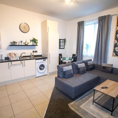 Ideal For Groups - Modern 2 Bedroom Apartment - Free Parking, Transit Links, Close To Stadiums Manchester Ngoại thất bức ảnh